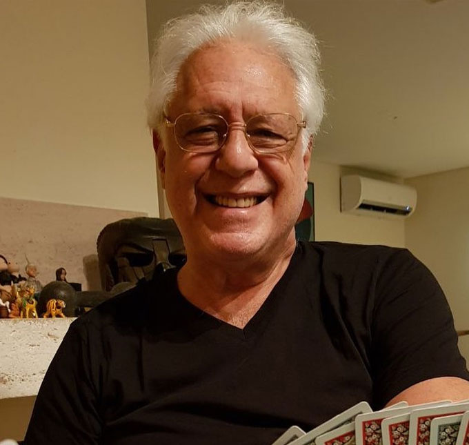 Antonio Fagundes é bloqueado em rede social após mandar quatro mil <i>emojis</i> e ser confundido com <i>robô</i>