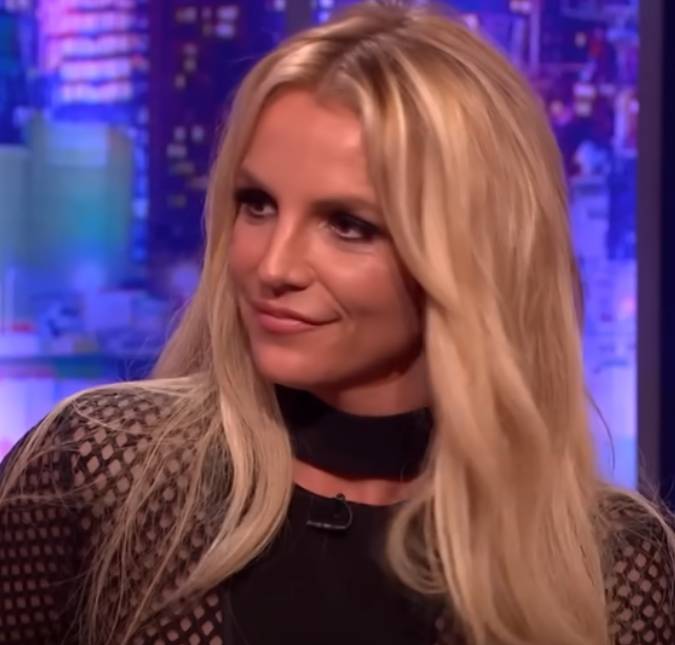 Ela sempre causa! Britney Spears é abordada por autoridades em aeroporto após beber e fumar durante voo