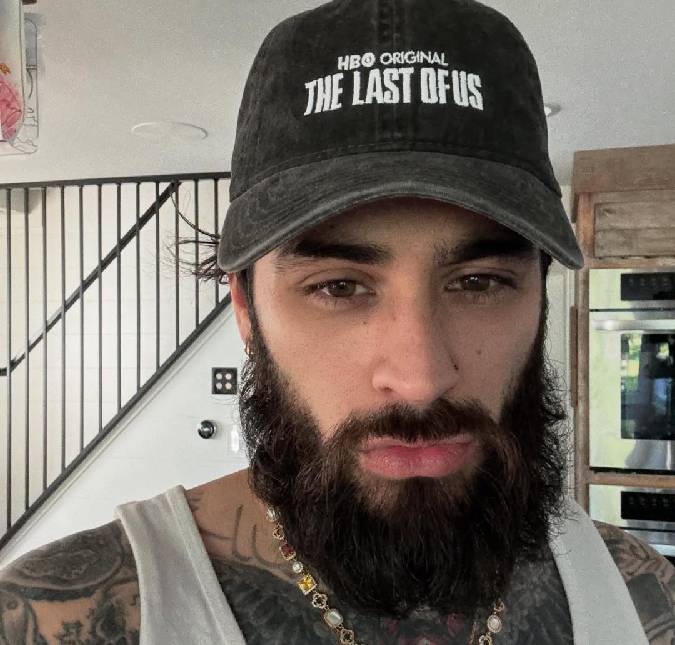 Fã declarado, Zayn Malik surge usando boné da série <i>The Last Of Us</i>